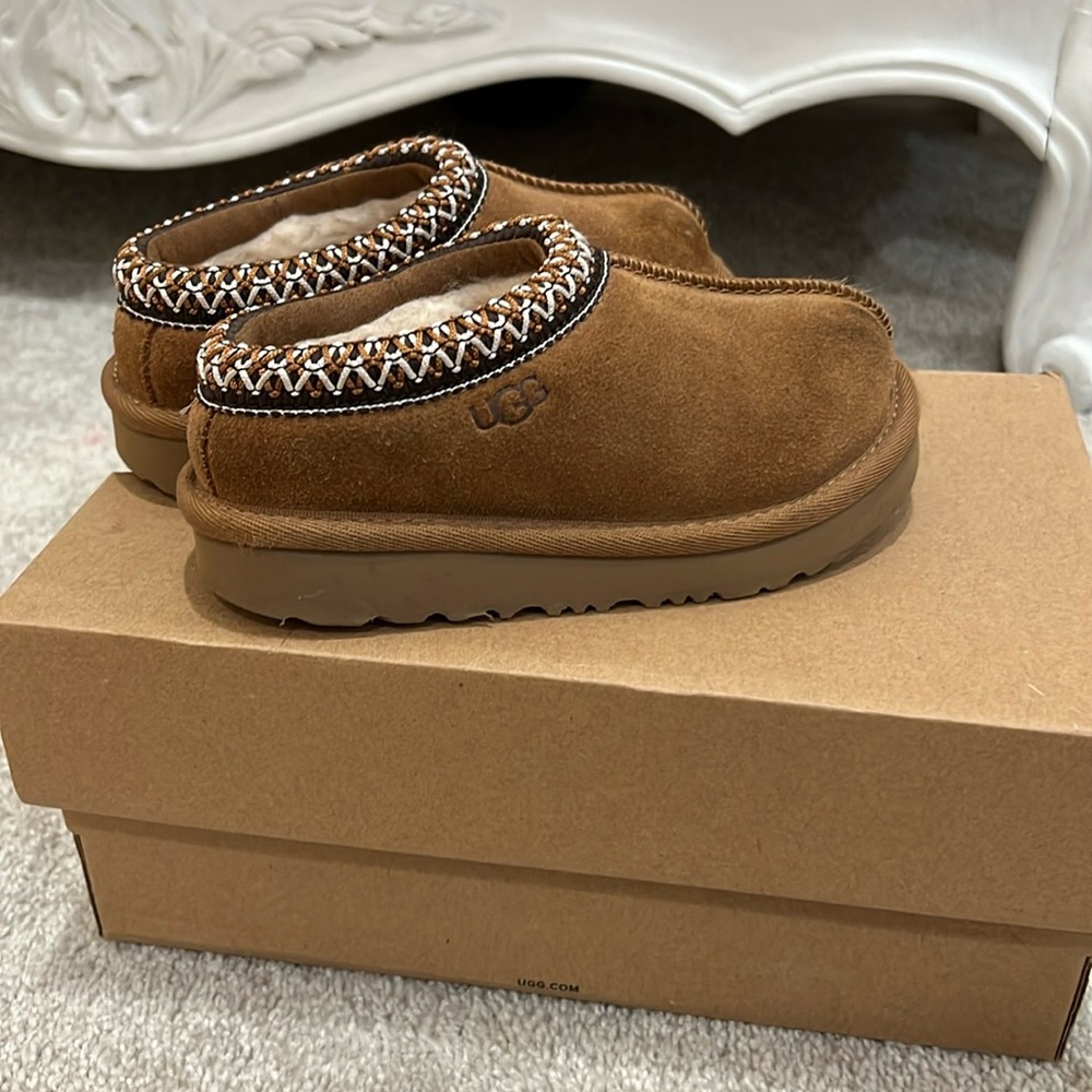 Toddler girl size 9 Tasman Ugg very in!!